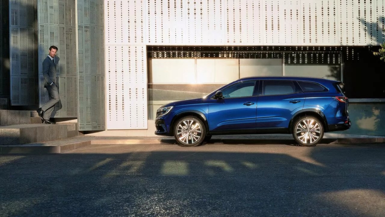 Man lopend naar auto