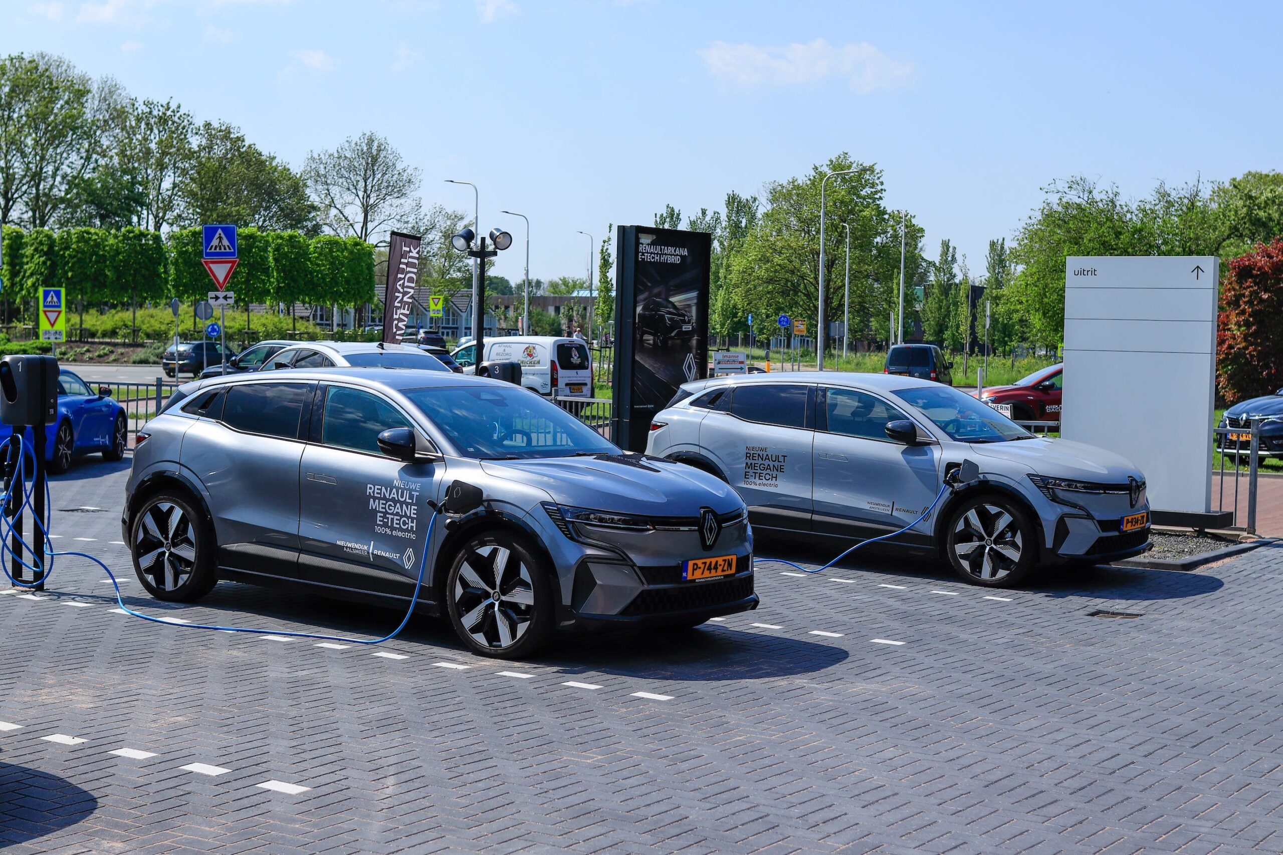Renault dealer Aalsmeer parkeerplaatsen buiten