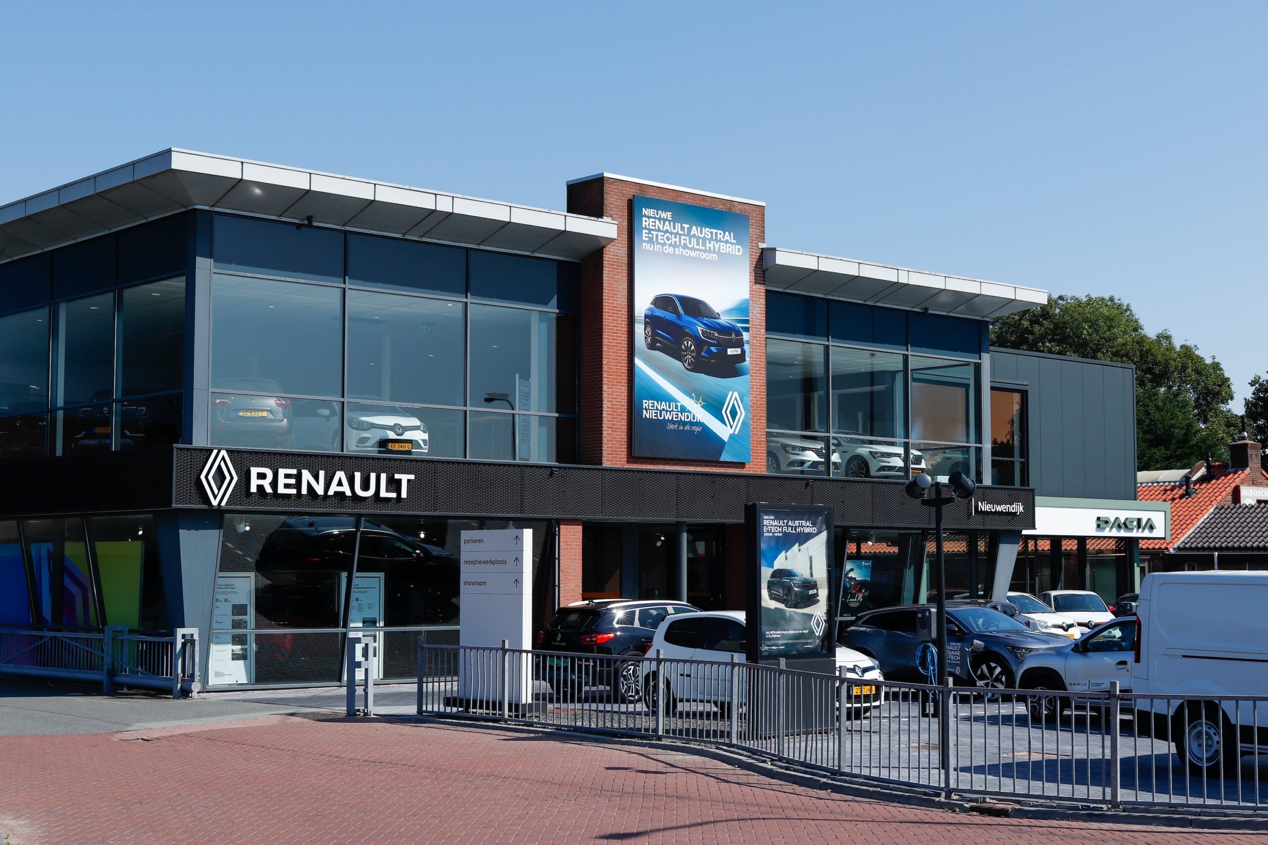 Renault dealer Aalsmeer buitenkant