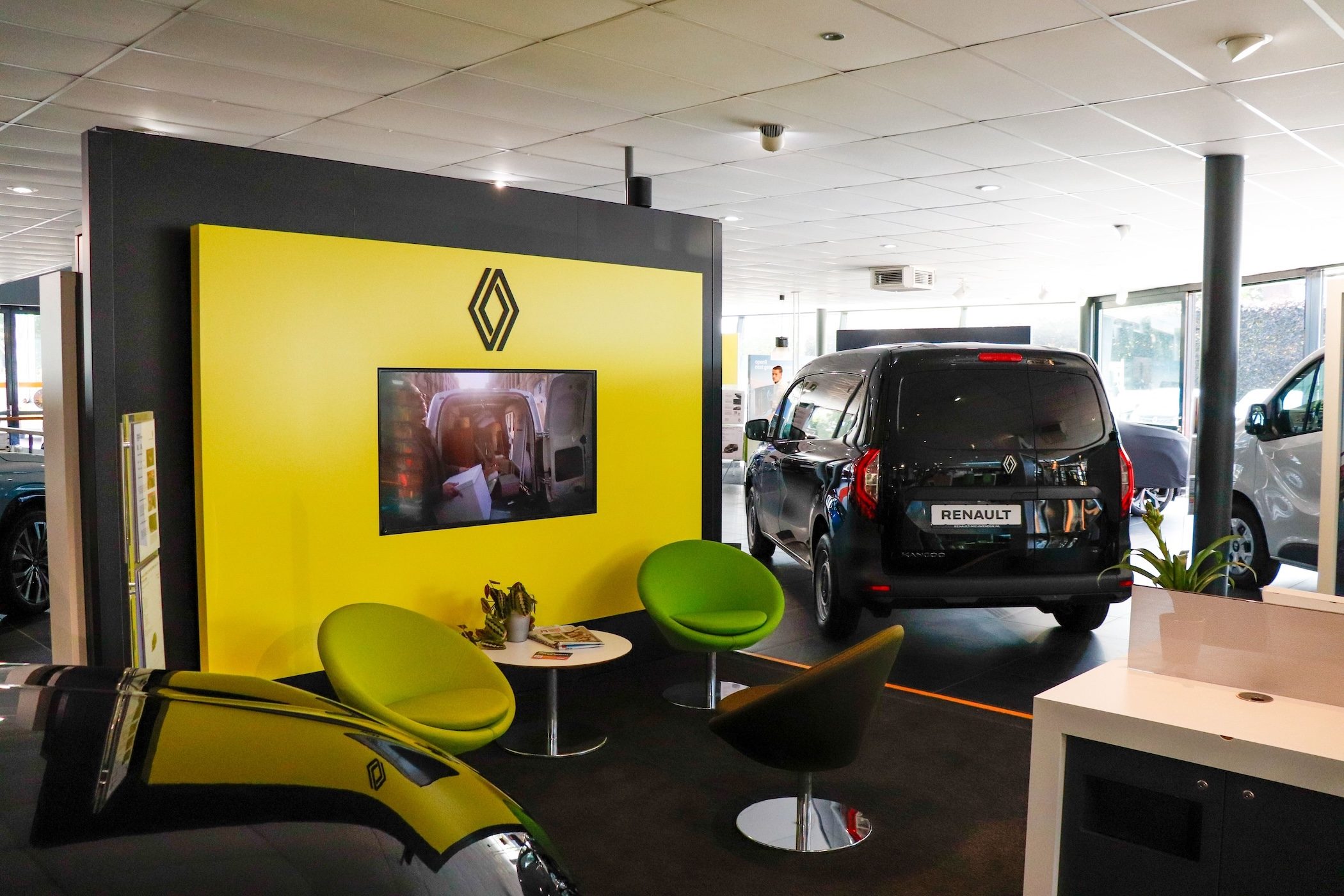 Renault Nieuwendijk Aalsmeer zithoek showroom