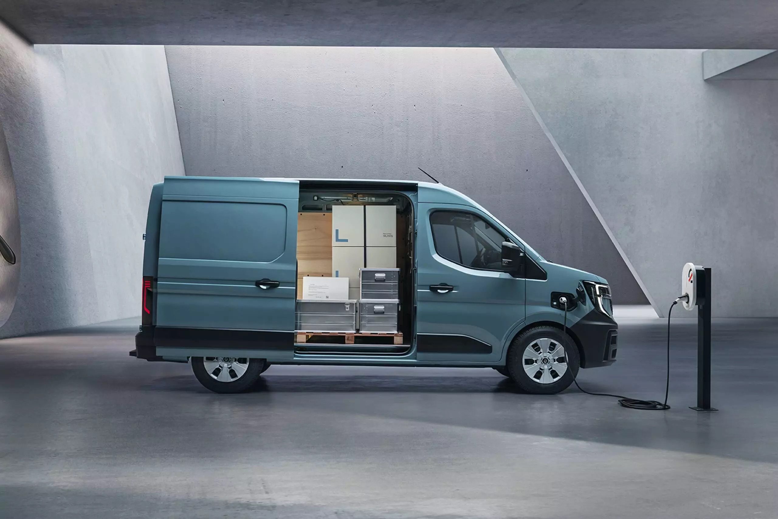 Renault Master E-tech Electric aan laadpaal