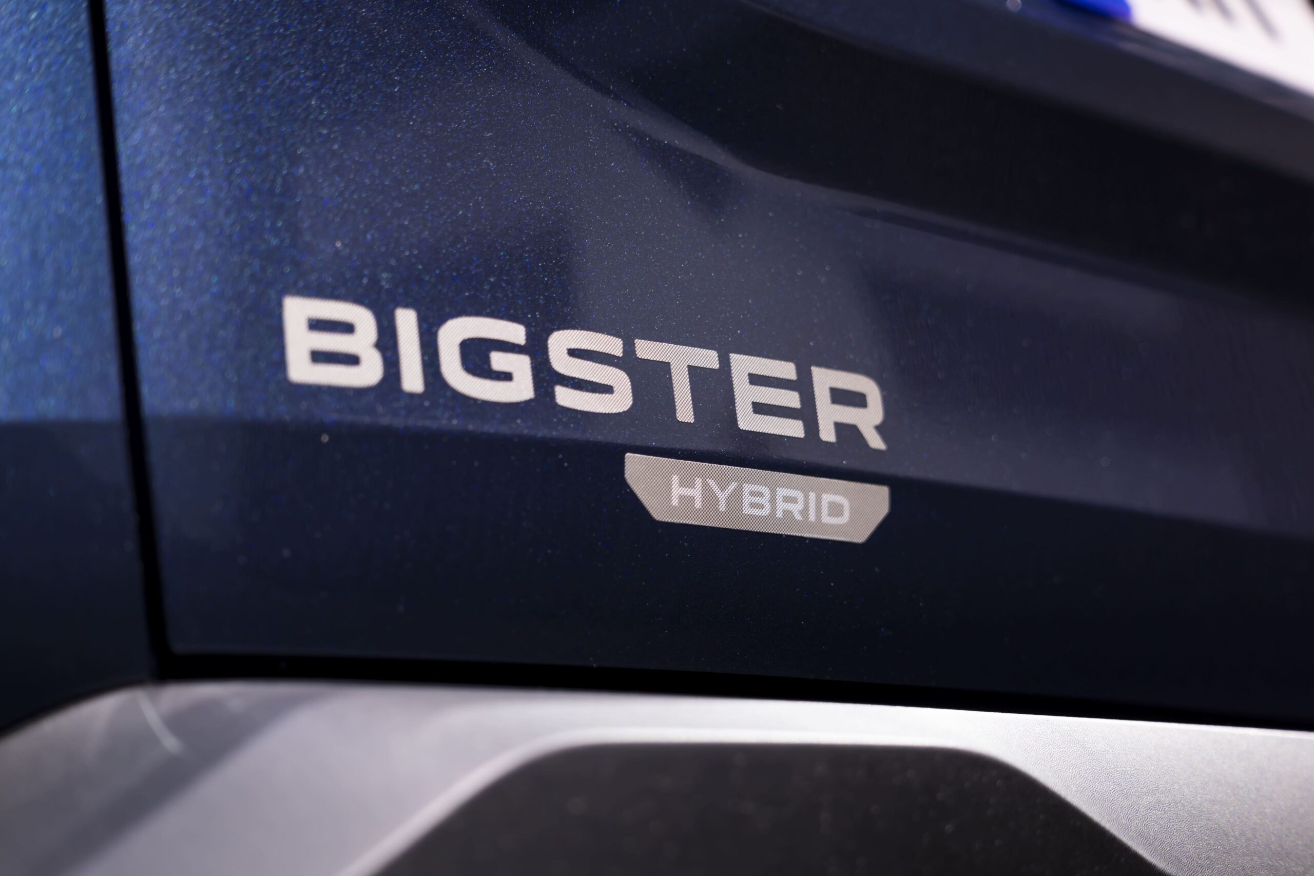Nieuwe Dacia Bigster embleem op achterklep