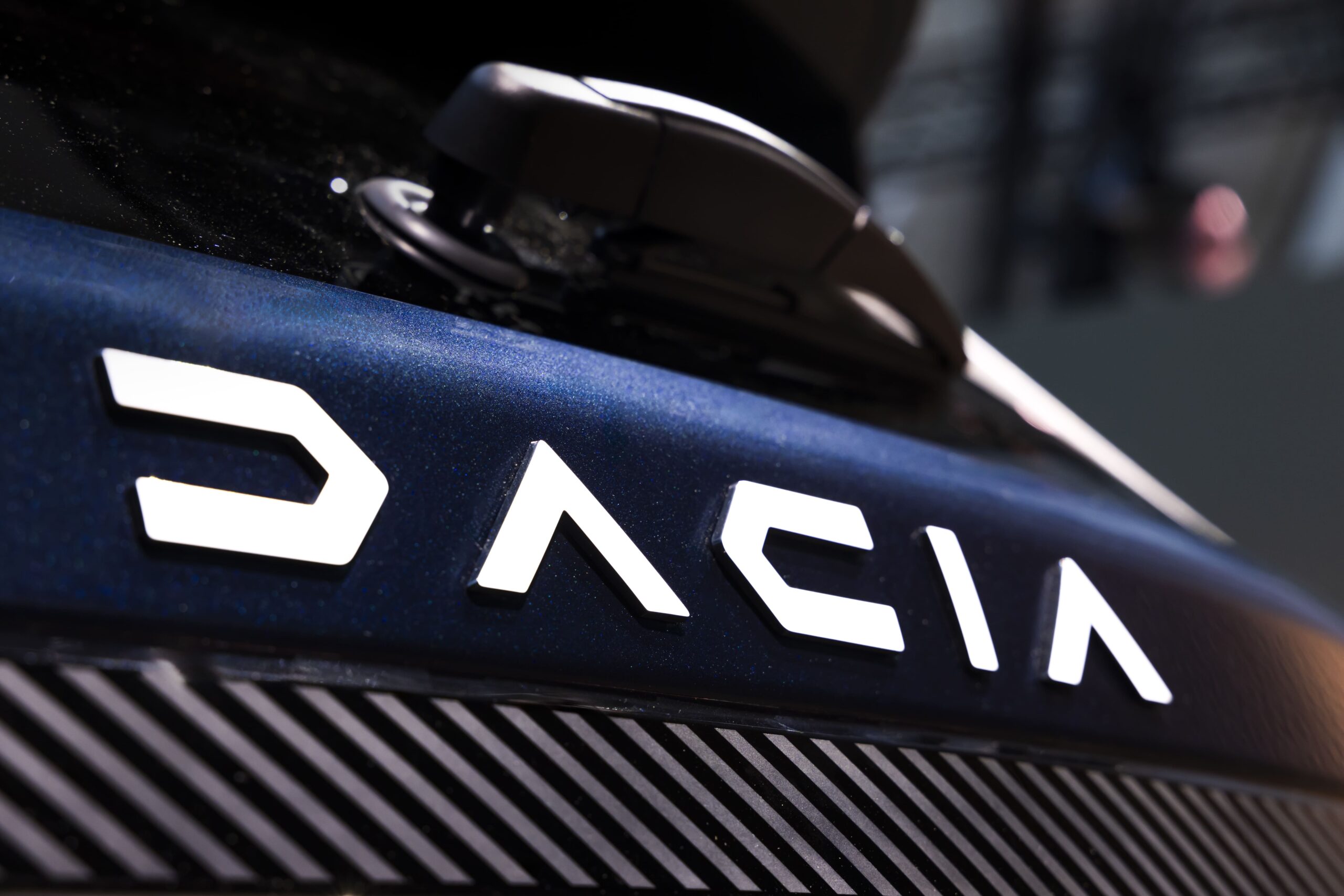 Nieuwe Dacia Bigster logo op achterklep