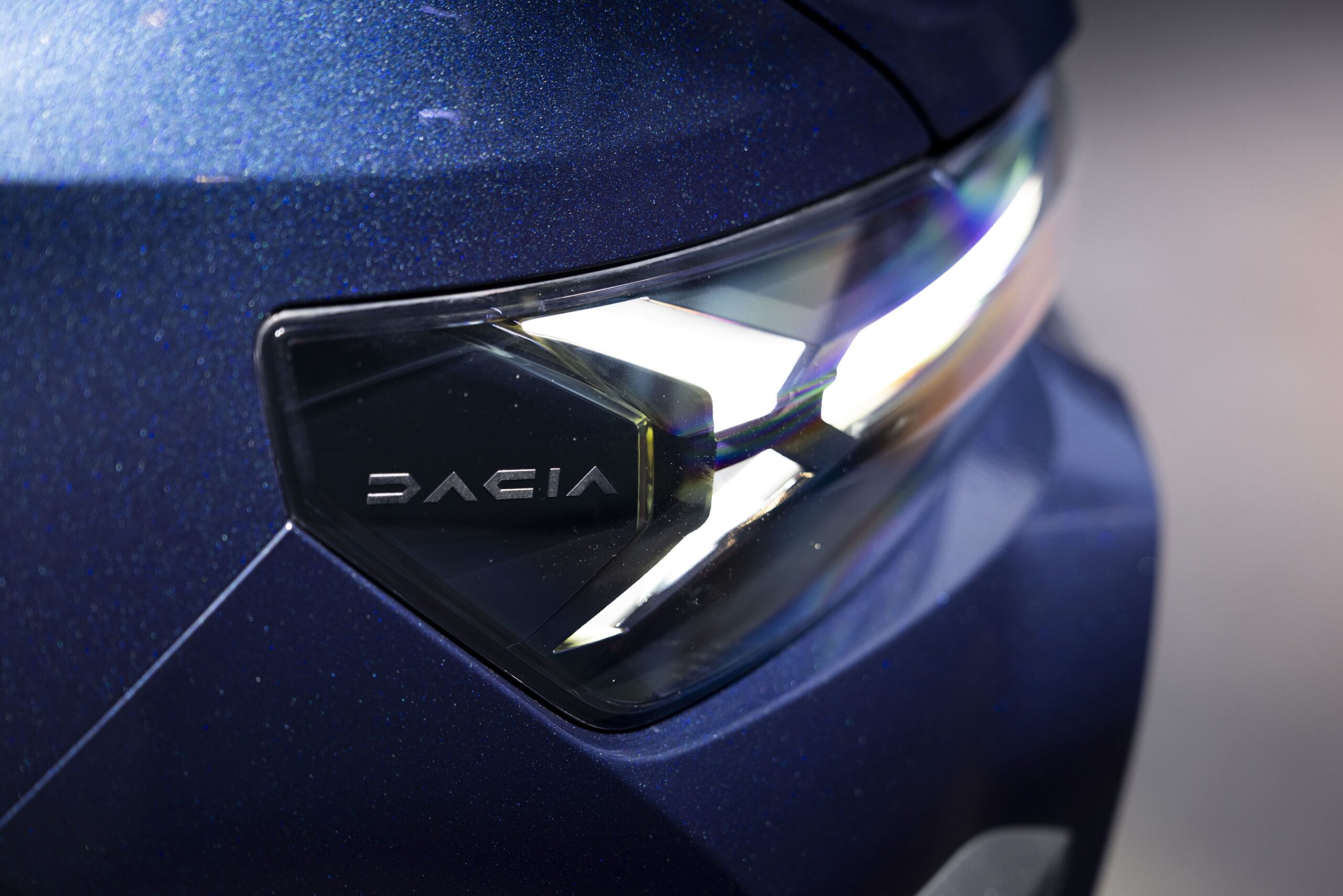 Nieuwe Dacia Bigster zijkant koplamp