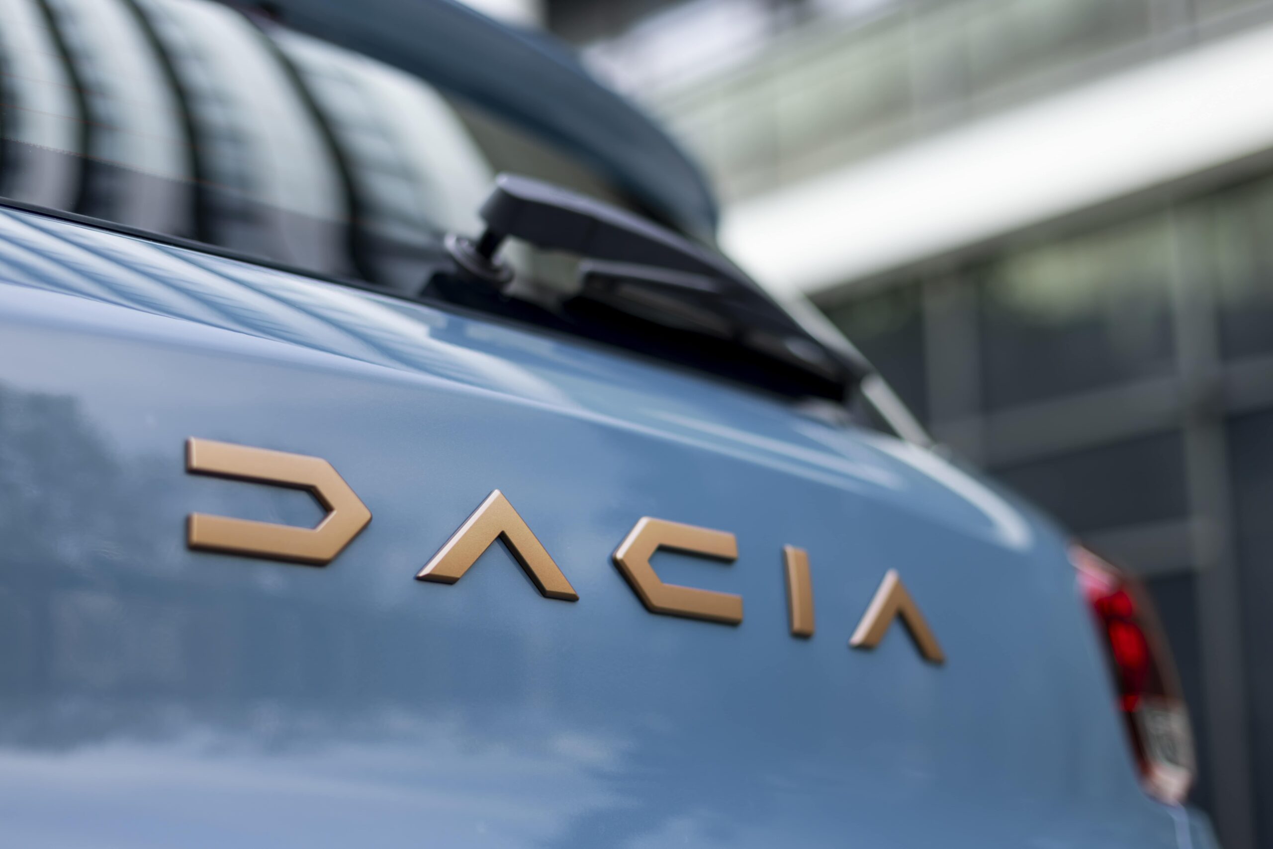 Dacia Spring Extreme logo op achterdeur