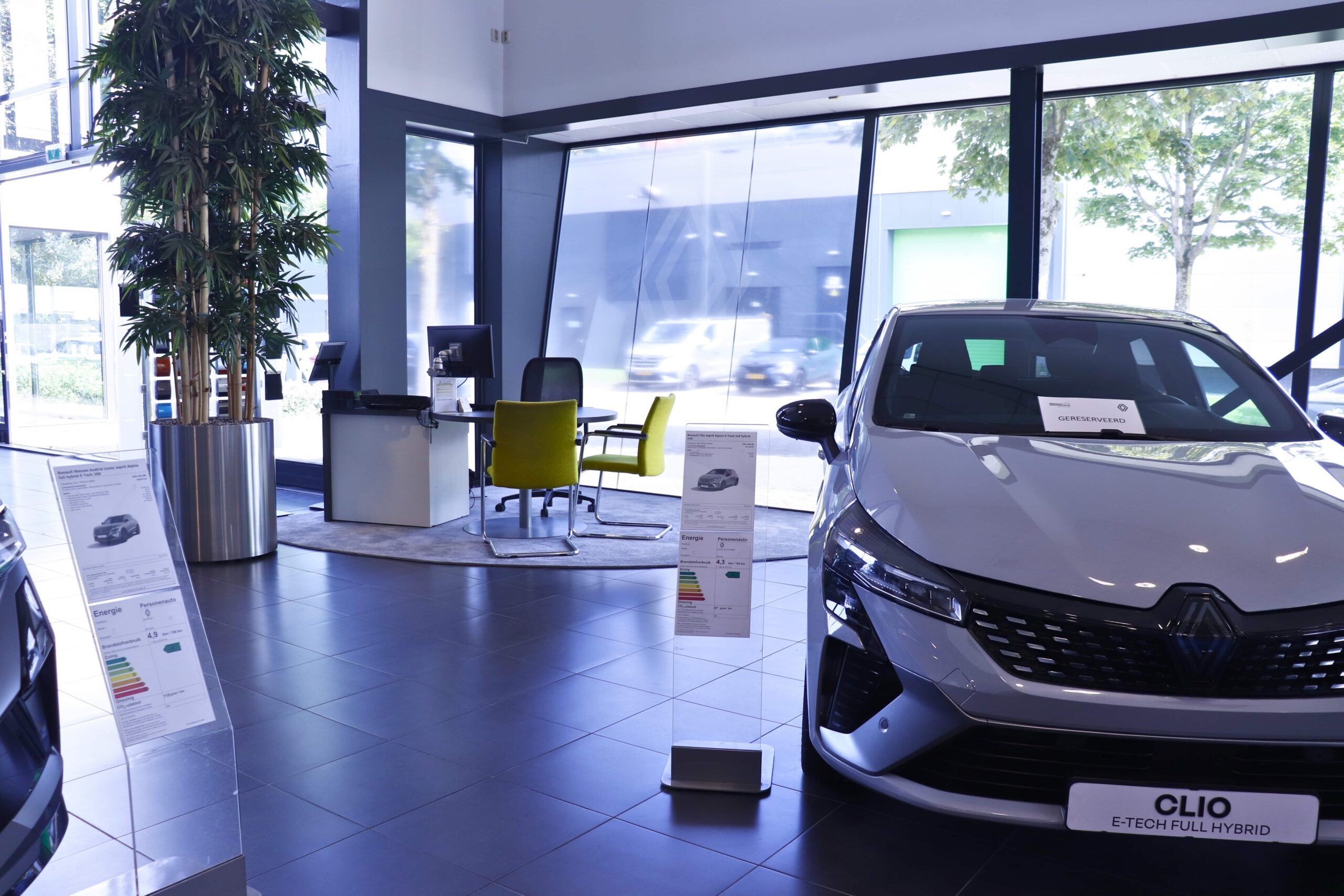 Renault Nieuwendijk Hoofddorp showroom