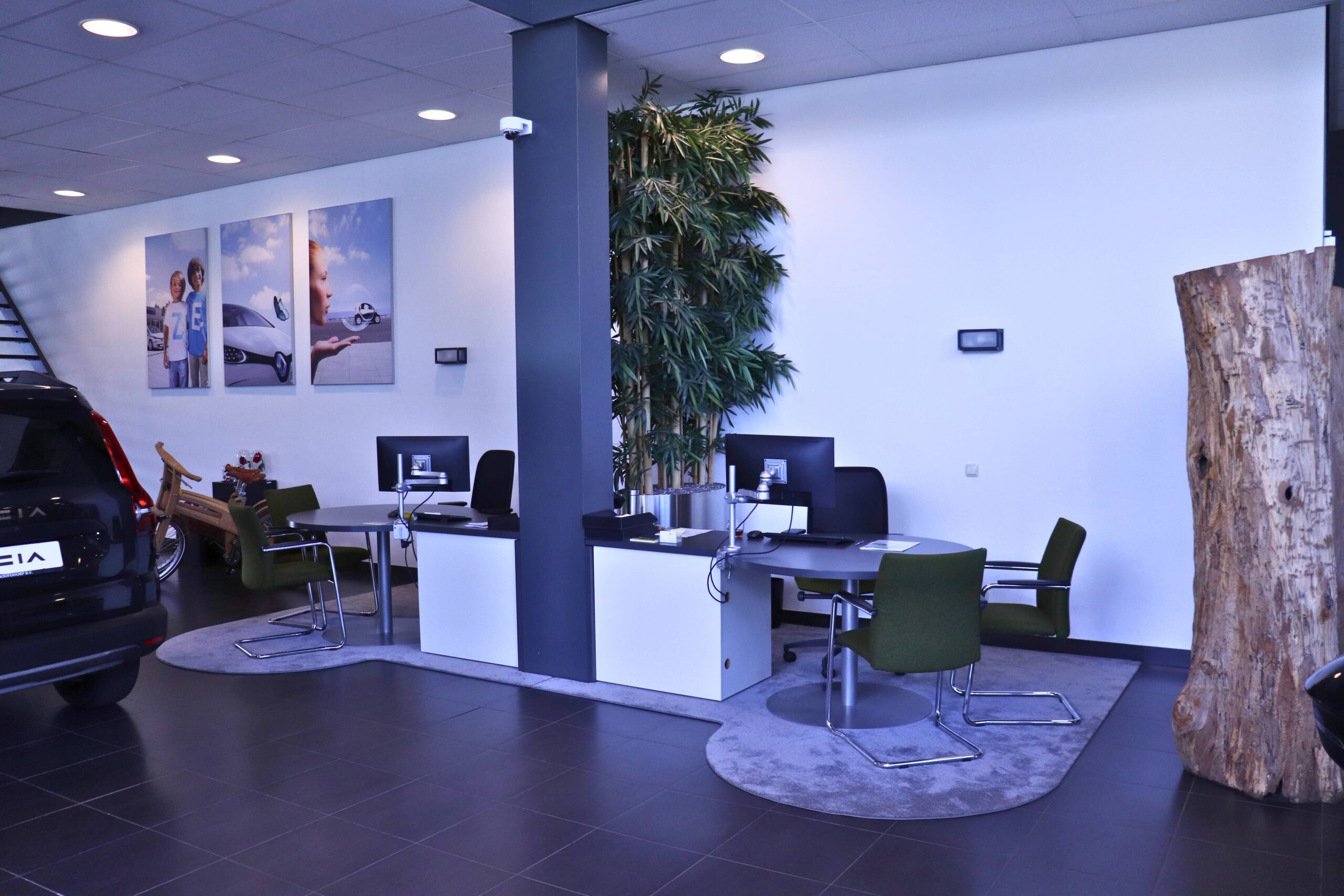 Renault dealer hoofddorp showroom